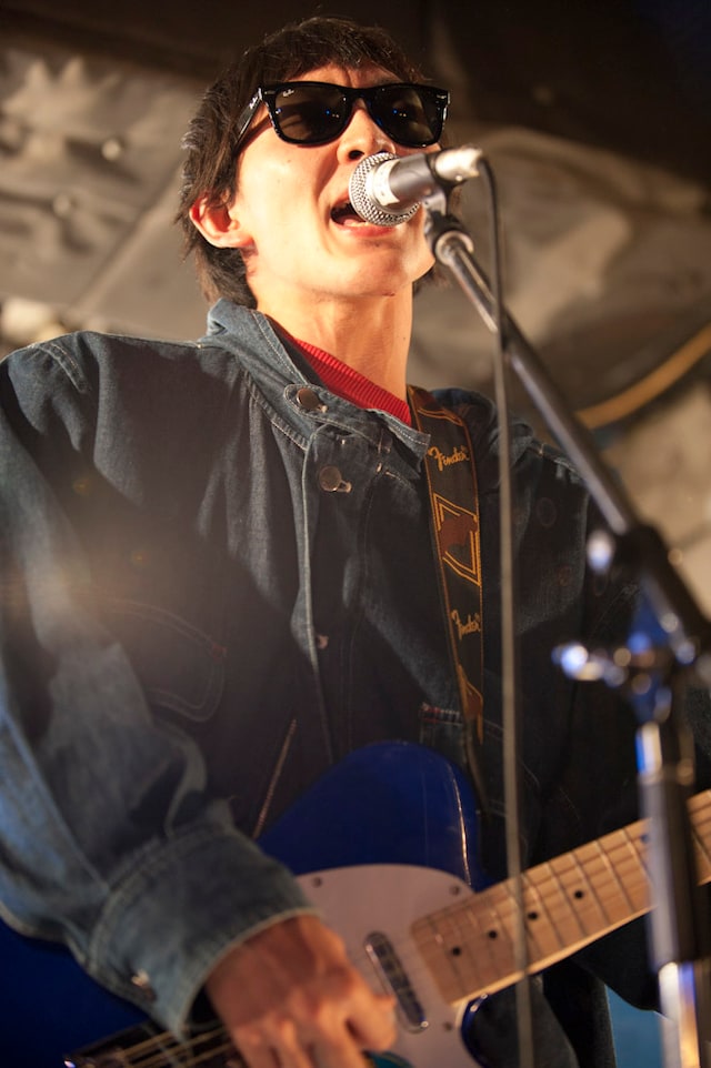 ステージに登場するなり、持ち曲ではなくOASISの名曲を熱唱したの子（撮影：森リョータ）