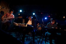 写真は“神聖こまったちゃん”の演奏やメンバーによるぐだぐだなトークを経て行われた神聖かまってちゃんのパフォーマンス（撮影：森リョータ）。