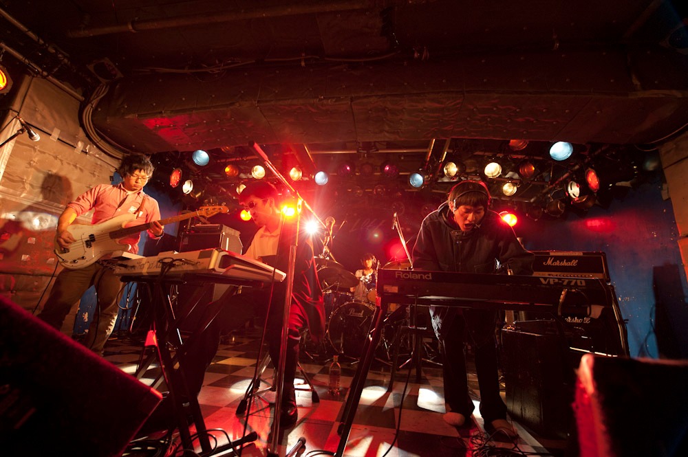 写真は12月4日に行われた「謎の日」でのライブの模様。（撮影：森リョータ）