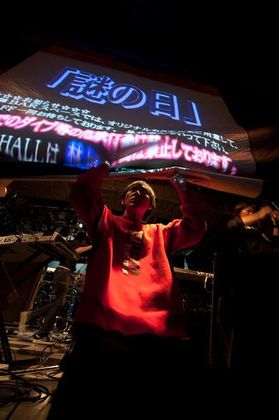 自分たちの持ち時間が終了した後も、ライブを続けようと無理やりスクリーンを上げるの子（撮影：森リョータ）。