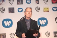 写真は記者会見に登場したワーナーミュージック・ジャパンのラクラン・ラザフォードCEO。