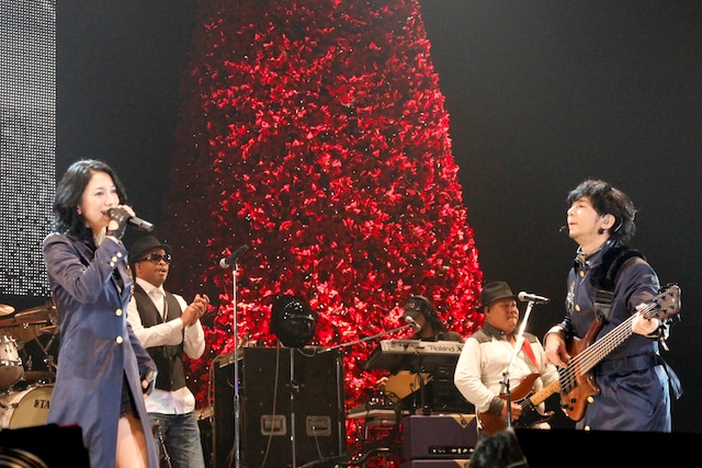 ステージには真っ赤なクリスマスツリーが飾られ、クリスマスムードを演出。吉田と中村はその前で「LOVE CENTRAL」収録曲を中心に披露した。
