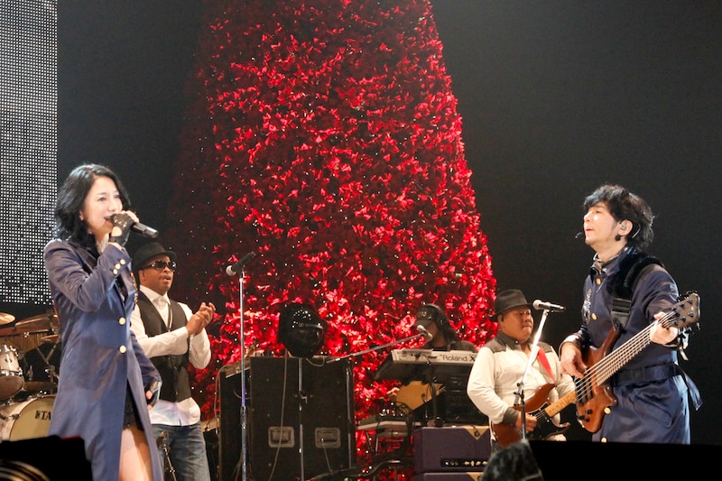ステージには真っ赤なクリスマスツリーが飾られ、クリスマスムードを演出。吉田と中村はその前で「LOVE CENTRAL」収録曲を中心に披露した。