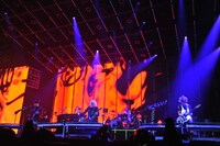 ライブ中のMCではサポートのArimatsu（Dr）の誕生日を、メンバー全員で祝うアットホームな一幕もあった（撮影：今元秀明）。