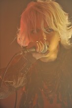 ときに妖艶で、ときに雄々しい歌声でオーディエンスを魅了したHYDE（撮影：今元秀明）。
