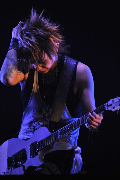 ステージをところ狭しと動きまわり、アグレッシブなプレイで会場を圧倒したK.A.Z（撮影：今元秀明）。