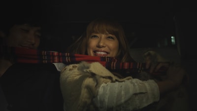 写真はCMの1シーン。クリスマスシーズンにぴったりの幸せな光景が映し出されている。