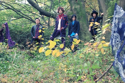 オフィシャルサイトでは、アルバムのリードトラック「Kids Are Alright」の先行試聴を実施中。