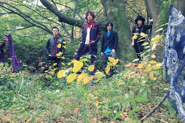 オフィシャルサイトでは、アルバムのリードトラック「Kids Are Alright」の先行試聴を実施中。