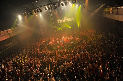 the telephones「SUPER DISCO Hits 3!!! ～ULTIMATE DISCO!!!～」12月8日公演の模様。満員の観客がセンターステージの周囲をぐるりと取り囲んだ。