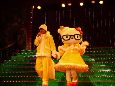 黒ブチメガネ＆黄色いドレスというレアな衣装で、遊助サンタとともに登場したハローキティ。