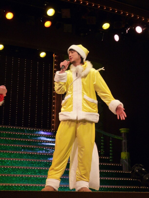 クリスマスソングを歌い上げる遊助サンタ。