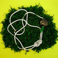 写真はロングネックレス「パールの草原」。