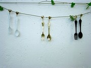 写真はスプーンとフォークを使ったアクセサリー。左から「ホワイトレストラン」「レストラン」「ブラックレストラン」。