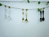 写真はスプーンとフォークを使ったアクセサリー。左から「ホワイトレストラン」「レストラン」「ブラックレストラン」。