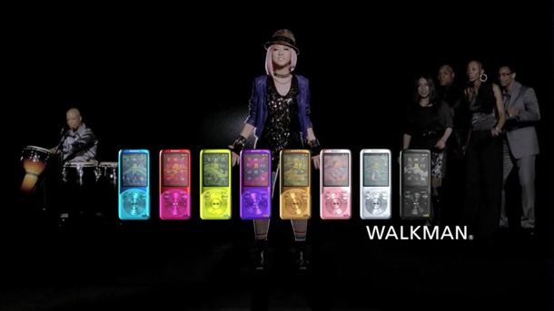 テレビCM「in the Dark」編のJASMINE出演シーン。