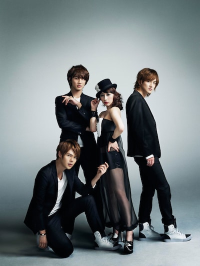 玉置成実と超新星KWANGSOO（グァンス）、 JIHYUK（ジヒョク）、GEONIL（ゴニル）。