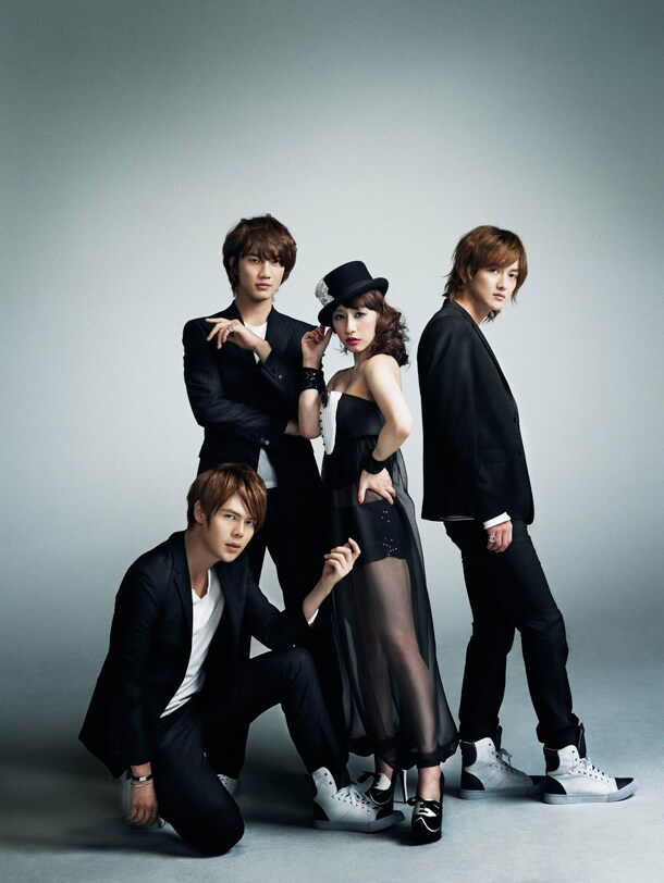 玉置成実と超新星KWANGSOO（グァンス）、 JIHYUK（ジヒョク）、GEONIL（ゴニル）。