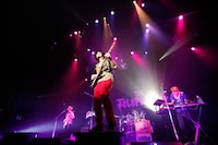 「SUPER DISCO Hits 4!!!」の模様。松本はアフロヘアにするにあたり「社長から1万円もらった」とのこと。（撮影：河本悠貴）