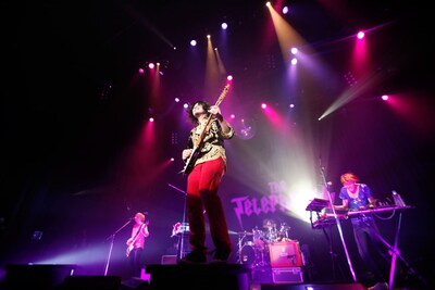 「SUPER DISCO Hits 4!!!」の模様。松本はアフロヘアにするにあたり「社長から1万円もらった」とのこと。（撮影：河本悠貴）