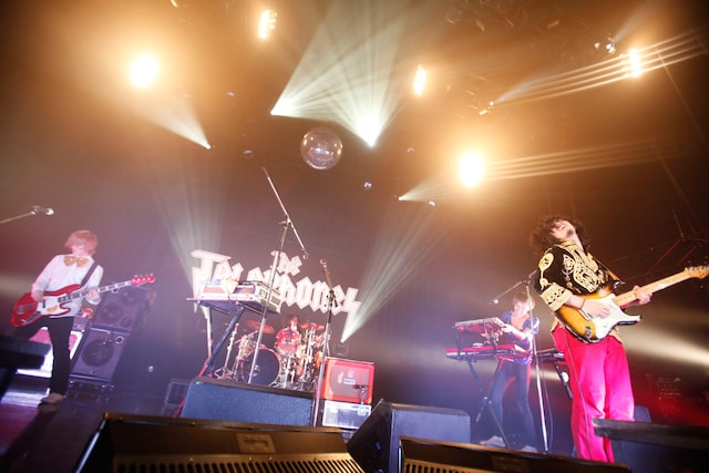 「SUPER DISCO Hits 4!!!」の模様。懐かしい曲を3曲連続で披露した石毛は「昔のほうが声が低かったなって気づきました（笑）」と語った。（撮影：河本悠貴）