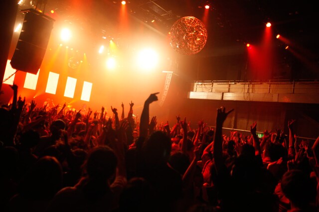 「SUPER DISCO Hits 4!!!」の模様。フロア上方とステージ上には大きなミラーボールが輝いた。（撮影：河本悠貴）