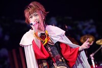 マオ（Vo）はドームライブにふさわしい豪華な衣装で熱唱。