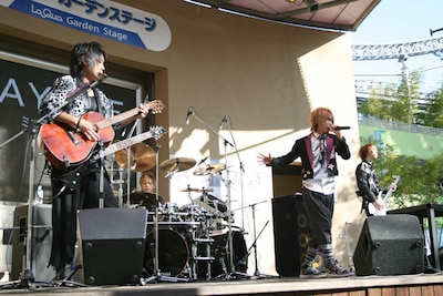 レコ発イベントと並行して、全国ツアー「AYABIE tour'10～11 Virgin Snow Color -2nd season-」も開催中のAYABIE。