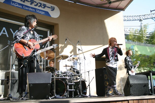 レコ発イベントと並行して、全国ツアー「AYABIE tour'10～11 Virgin Snow Color -2nd season-」も開催中のAYABIE。