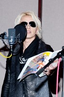 アフレコに挑戦するHYDE。