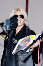 アフレコに挑戦するHYDE。