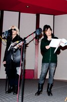 写真はアフレコの様子。