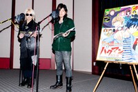 写真はアフレコの様子。