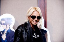 質疑応答に答えるHYDE。