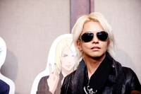 質疑応答に答えるHYDE。