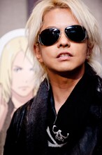 質疑応答に答えるHYDE。