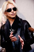 質疑応答に答えるHYDE。