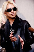 質疑応答に答えるHYDE。