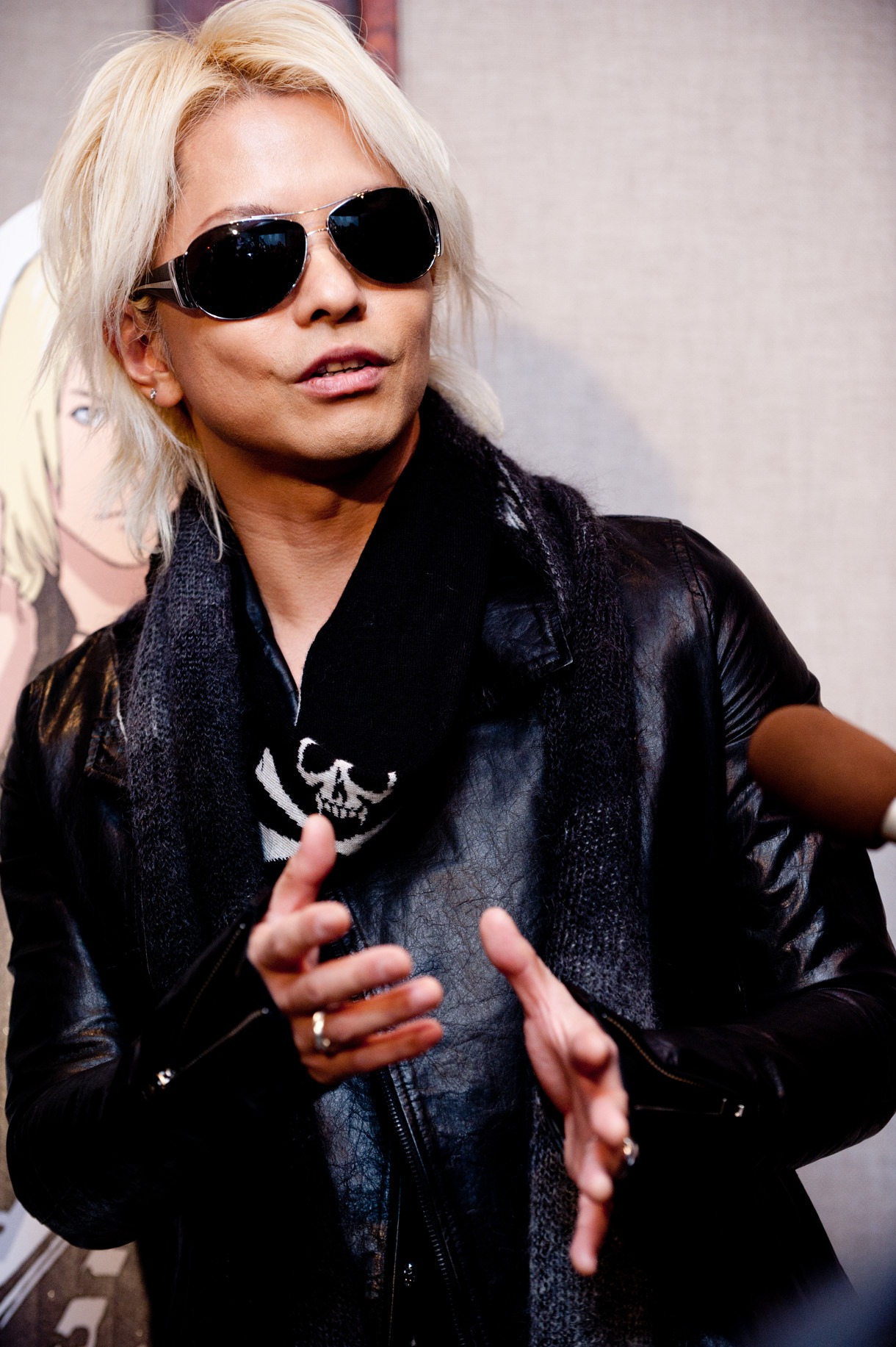 質疑応答に答えるHYDE。