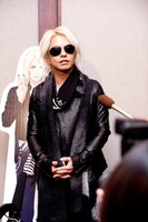 質疑応答に答えるHYDE。