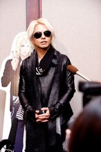 質疑応答に答えるHYDE。