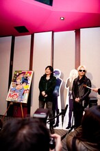 質疑応答に答える森久保（左）とHYDE（右）。