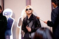 質疑応答に答えるHYDE。