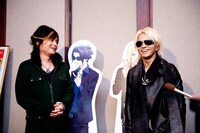 質疑応答に答える森久保（左）とHYDE（右）。