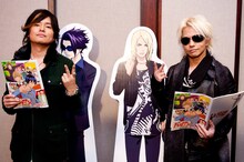台本を手に“VAMPSピース”を決めるプロデューサー・HYDE（写真右）とKOOGY役の森久保祥太郎（写真左）。