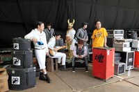 グループ魂。白いライダースを着てギターを弾いているのが暴動。