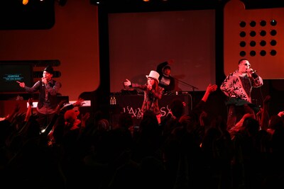 写真は12月10日、東京・渋谷duo MUSIC EXCHANGEにて行われたJAMOSAのリリースパーティ「WE ARE BOND」より。当日JAMOSAはコラボ相手JAY'ED（写真左）、若旦那（右）とともに新曲の発表を行った。