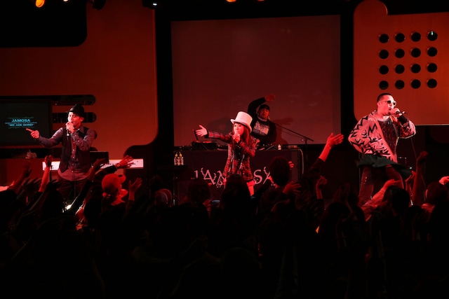 写真は12月10日、東京・渋谷duo MUSIC EXCHANGEにて行われたJAMOSAのリリースパーティ「WE ARE BOND」より。当日JAMOSAはコラボ相手JAY'ED（写真左）、若旦那（右）とともに新曲の発表を行った。