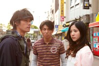 「婚前特急 -ジンセイやっぱ21から-」は2011年1月7日から毎週金曜日、auの携帯電話とPCの「LISMOドラマ」オフィシャルサイトで約5分ずつ全4話無料配信される。