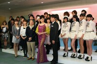 今週の人気の画像6位は「『レコ大』表彰式でAAA、中村中、スマイレージらが喜び」より、「第52回 輝く！日本レコード大賞」司会者と受賞者。